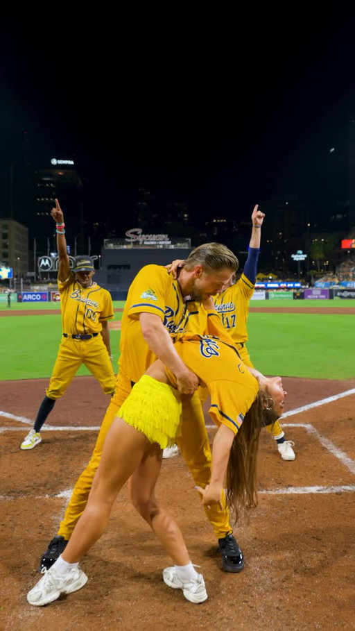 It’s a 10 from us🥇

#dancingwiththestars #savannahbananas #bananaball #dwts #derekhough #dance #choreography