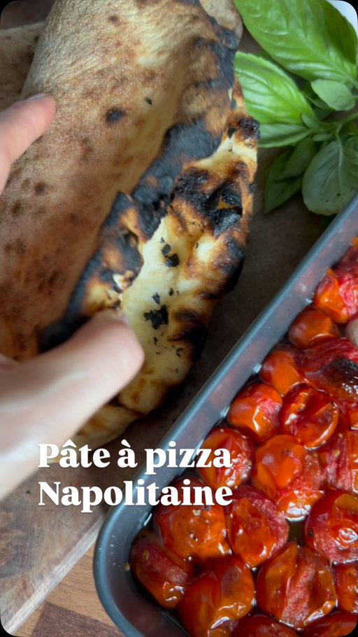 🇮🇹 Pâte à pizza Napolitaine 🇮🇹

La recette pour 3 pizzas / panuzzo

- 442g de farine (Caputo pizzeria pour moi, sinon une farine avec une force de W270 à W320) 
- 296g d’eau très froide 
- 12g de sel fin 
- 0,34g de levure de boulanger sèche instantanée ou activée (ou 0,88g de levure fraîche)
Concernant la farine, je sais qu’il n’est pas facile de trouver une farine Italienne, cependant il y a une très bonne alternative en supermarché, c’est la farine Mon Fournil spécial pizza, la force (W) est inscrite sur le paquet. 

- tu dissous la levure dans l’eau froide. Tu ajoutes la farine puis tu pétris la pâte 5 min. 
- Tu ajoutes le sel puis tu pétris encore 15/20 min jusqu’à avoir un beau réseau de gluten. 
- Tu boules la pâte et tu la laisses reposer 15min. Ça va permettre au gluten de se détendre. 
- Tu vas faire 4 rabats, puis tu boules la pâte et tu laisses reposer 1h à 2h à température ambiante avant de la mettre au frigo pour 24 à 72h selon ton emploi du temps.
- ⚠️ Tu sors la pâte du frigo 3 à 4h avant de faire les pizzas ⚠️ ——> tu sors la pâte et tu la divises en 3 pâtons. Tu boules chaque pâton et tu laisses reposer 3 à 4h à TA. 
- Tu abaisses le pâton sur de la semoule de blé extra fine (tu garnis ta pizza si c’est pour une pizza, sinon huile d’olive pour un panuzzo) et tu enfournes selon la température de ton four (au max) 
- Dans mon four Effeuno, je règle la température de la sole à 350 degrés et la voûte à 350 degrés, cuisson : environ 1 min30

Enjoy ❤️

#pizzanapoletana#pizzanapolitaine#pizzeria#recettefacile#pateapizza#italianfoodlover#italianfood#recipe#foodies#foodstagram#pizza#sandwich