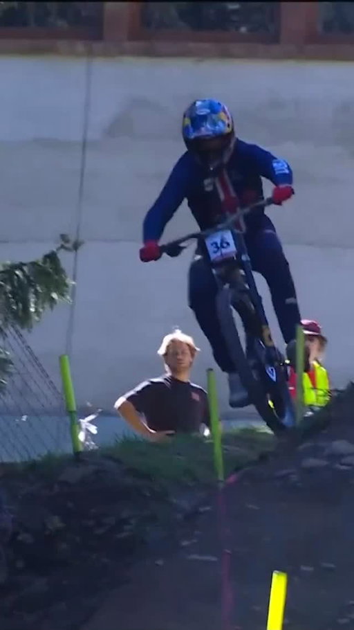 Aaron Gwin pushing the limits straight out the gate! 😮‍💨🔥

🏁 Men’s Elite UCI Downhill World Championships 📍Valais, Switzerland