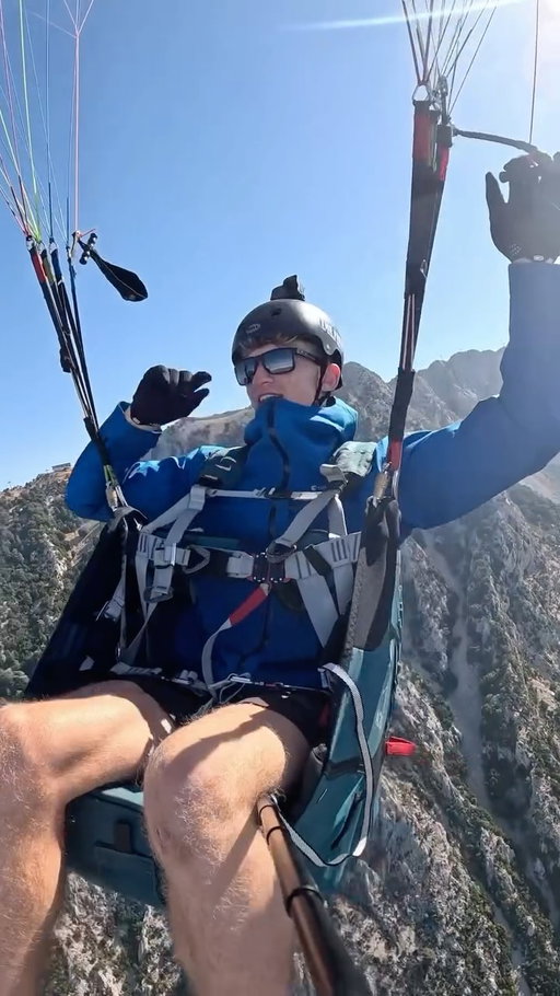 1900M in the air wearing the @montaneofficial jacket from @blacks_online 

#flying #sky #blacksonline
