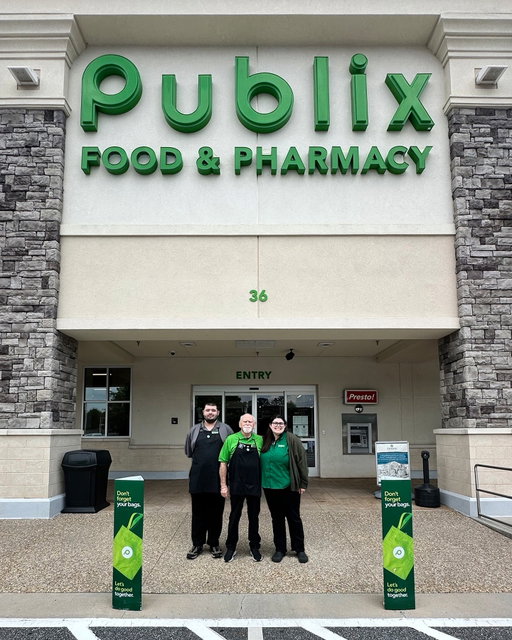 Frank, a cashier in North Carolina since 2017, loves working at the same store with his grandkids. Paige, a catering consultant, and Josh, a Deli clerk, cherish their time with Frank as part of their Publix family. Happy National Grandparents Day! 💚