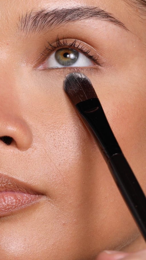 Your setting routine, made even more natural. ​

1️⃣ Set and awaken under eyes with Secret Brightening​
2️⃣ Melt powder into skin and set all over with Hydrating Setting Spray