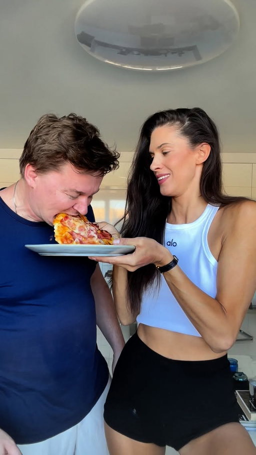 Rychlo pizza ze tří ingrediencí 😉👌🏻
Recept
1x vanička tvarohu 
1x vejce 
cca 3 lžíce hladké mouky ( dala jsem i trochu kypřicího prášku 👌🏻
Trouba 190 stupňů cca 20 min 😉