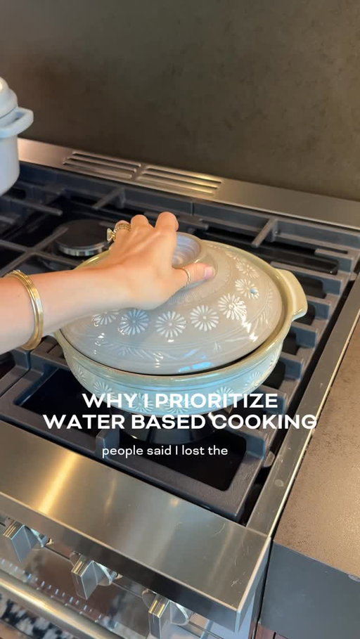 Did you know? Many foods we eat can accumulate advanced glycation end products (AGEs) — harmful compounds formed when sugars bind to proteins or fats.

🔥 How they’re created: AGEs are especially high when food is cooked at high dry heat (grilling, roasting, frying, baking). Think browned meats, crispy edges, and caramelized foods.

⚠️ Why they’re bad for you: Excess AGEs increase oxidative stress and inflammation, which are linked to aging, diabetes, heart disease, and other chronic conditions.

💧 Why water-based cooking is best: Methods like boiling, steaming, or poaching reduce AGE formation dramatically because water keeps cooking temperatures lower than dry heat. This means fewer harmful compounds — and food that’s gentler on your body.

✨ Takeaway: Next time you cook, swap the frying pan for a steamer or soup pot. Your skin, cells, and long-term health will thank you. #nontoxicliving #wellness #healthyrecipes