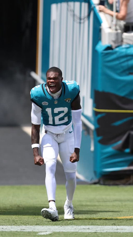 Travis Hunter runs out for the first time as a pro and soaks it all in. 🐆🔥