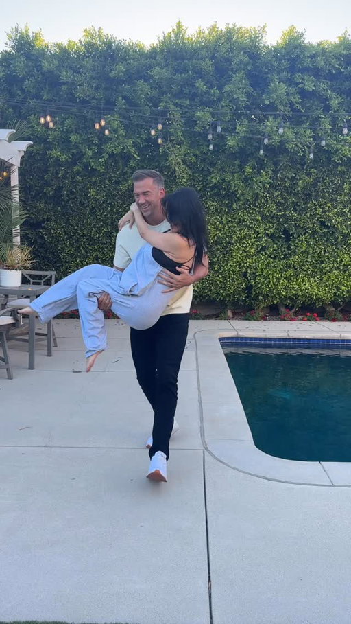 Gotta be careful lifting 3 up at the same time with one arm 🤣💪 @marthahigareda always trusting me even over the water 😎 

#OneArmLiftChallenge