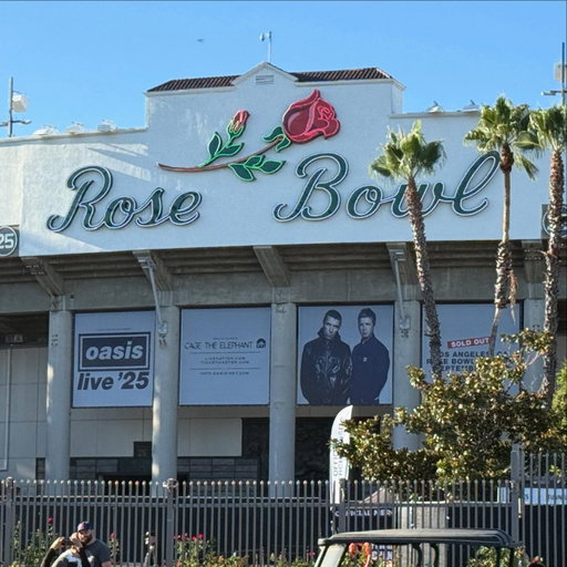 Last night, 100,000 people put their lives in the hand of a rock n roll band. Did a thing last night! Had a blast! Felt good to go out and walk a lot and buy bootleg t-shirts from the hotdog guy. Great time. Bloody 'ell. 
•
•
#oasis #oasislivein25 #rosebowl #oasisrosebowl #oasisla