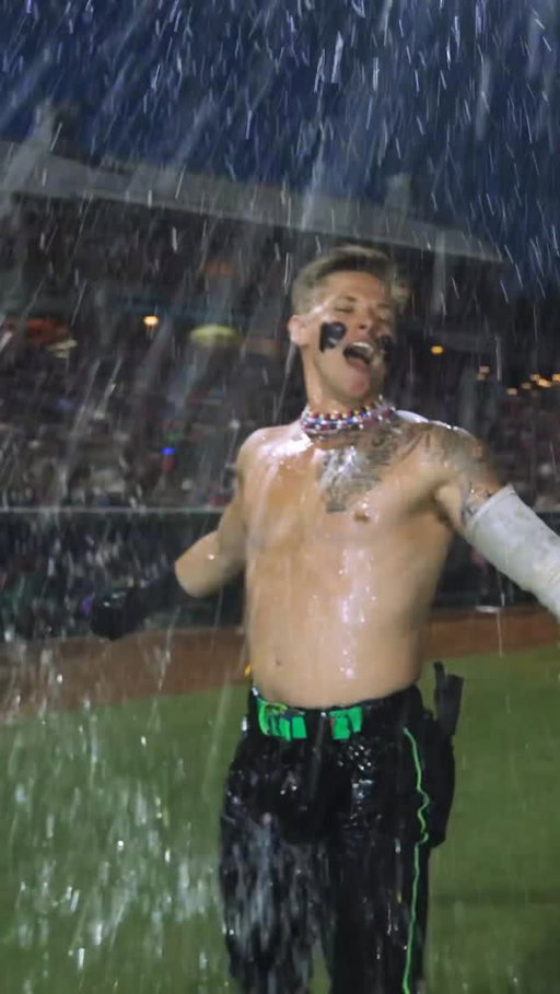 When the lights go off you know Fisher is about to shine ✨

#partyanimals #baseballboys #lipsync #tiktok #baseballmom