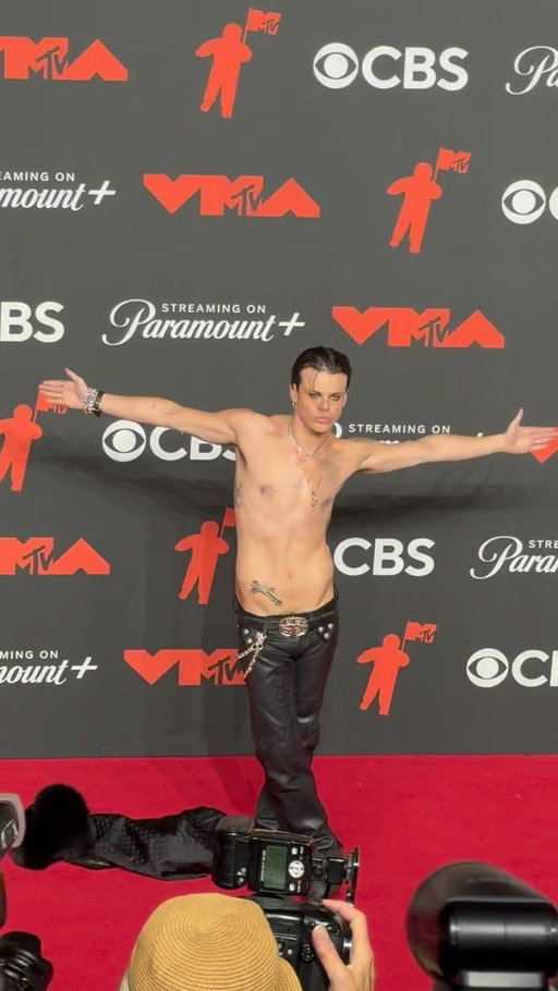 We say that’s our cover star and we’re proud 😭 @yungblud stunted shirtless on the #vmas red carpet — can someone say rock star antics? 🔥