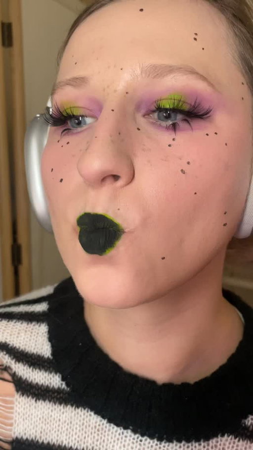repost from last year so you can save it for this Halloween 🖤💚🖤 

@aboutfacebeauty eye paint in vertigo flowers and @karlacosmetics black eyeshadow • make sure you use dense brush! not fluffy!

beetlejuice lip of crackle lip by @luara.reisinger and Carol Baragana (can’t tag her sorry, she blocked me) 

#beetlejuicelips #makeup #halloween