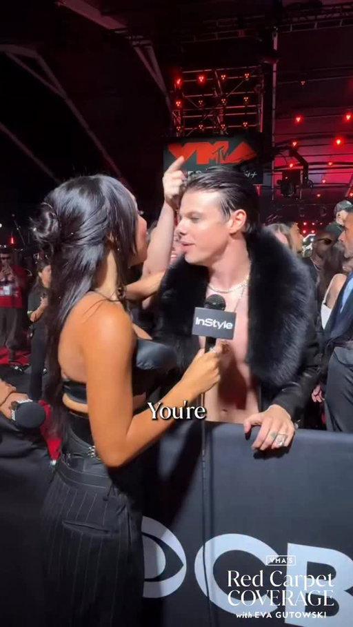 ok why is my heart is racing? @yungblud makes all the ladies scream including his old pal @mylifeaseva 🥵🔥 #VMAs