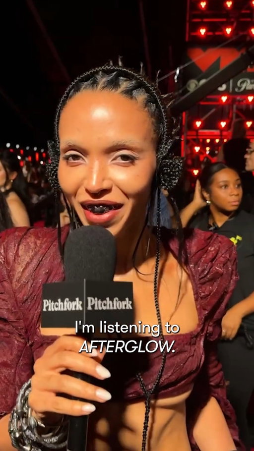 Basking in the AFTERGLOW with @fkatwigs on the VMAs red carpet

#FKAtwigs #AFTERGLOW #VMAs2025 #VMAs