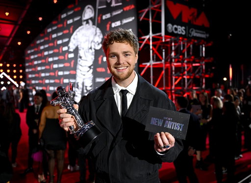 The fact that I’m typing this is insane… best new artist. WOW. Thank you so much but especially to my beautiful wife. I wouldn’t be the artist or the man I am today without her and I’m so thankful that I’m able to share these amazing memories with her. Thank you everyone for believing in me and voting for me. I will never forget this and I’m just so thankful for all of you. I LOVE LOVE LOVE YOU!!!