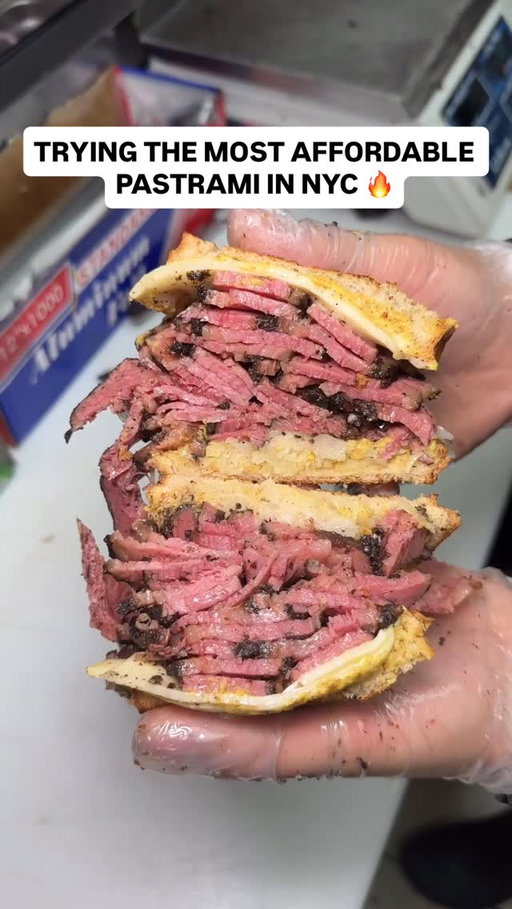 Trying the most affordable pastrami sandwich for only $12.99 @moes_pastrami 

#nyceats #nycfood #cheapeats #pastrami #halal #halalfood #pastramisandwich #brooklyn #beefbrisket #nyceeeeeats