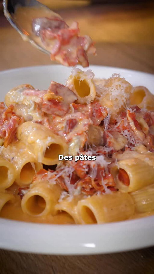 🧀 Les pâtes chorizo gorgonzola ! Abonne-toi pour plus de recettes faciles et gourmandes. 

T’as pas le temps, t’as la flemme ? Le temps de cuisson des pâtes, c’est tout ce qu’il te faut pour préparer cette sauce au chorizo et au gorgonzola ! Plus d’excuses, en seulement quelques minutes t’as un plat hyper gourmand qui déchire !

Ingrédients : 
• 90 g de pâtes par personnes mezzi rigatoni 
• 1 L d’eau + 10 g de sel par personne 

• 100 g de chorizo piquant ou non 
• 40 g de spinata picante
• 3 cuil. à soupe de crème fraîche ou 25 cl de crème liquide
• 3 cuil. à soupe de gorgonzola crémeux
• 1 louche d’eau de cuisson des pâtes

• DU PARMESAN

Et toi, c’est quoi ton repas quand t’as pas le temps ? 

#recettefacile #recetterapide #foodporn #yummy #pasta
