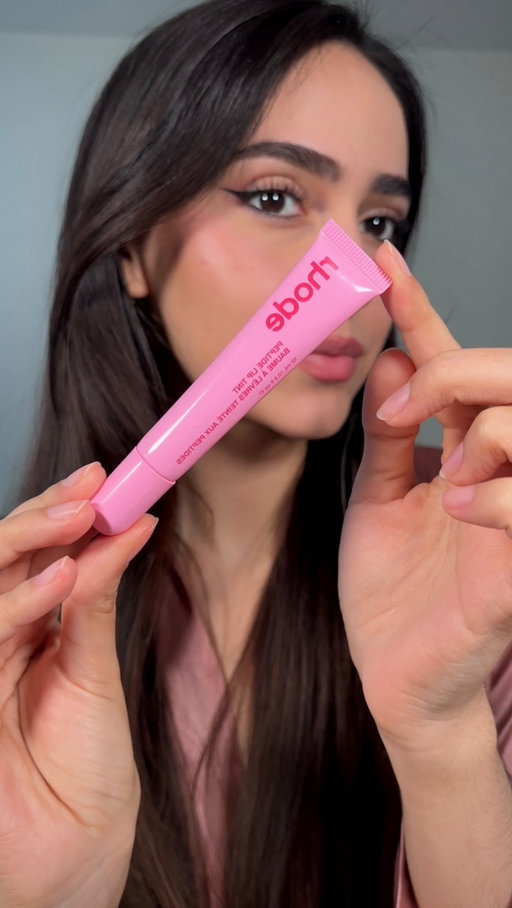 moría por probar ‘jelly bean’ de @rhode 💖 deja unos brillitos súper lindos y huele dulcecito ✨ ¿qué opinan?

#rhode #rhodejellybean #lipswatch #newmakeup #lippeptide #pink