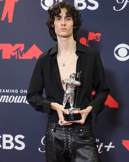 Won a VMA. Words can’t describe what that means to me. I love you so much. Thank you. This is just the start.