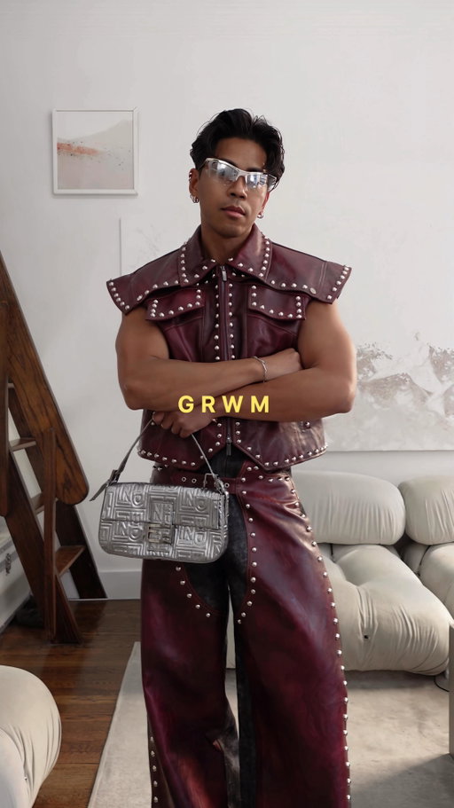 casual? I don’t know her

@kiikioshop set, @giuseppezanotti boots, @fendi bag, @eternalblue_official sunglasses