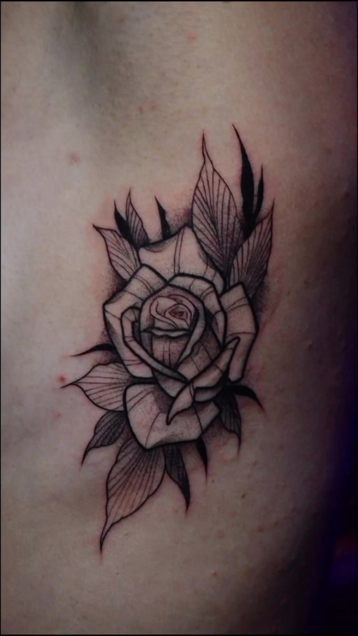 🌹 A graphic-style rose, a timeless classic reinvented with personality.
Piece by Carmen @lapumatattoo , who joined our team this summer bringing freshness, talent, and a whole lot of passion for the art ✨.

📍 Rock and Roll Tattoo Studio, Santa Ponsa

#GraphicTattoo #RockAndRollTattoo #SantaPonsa #tattooart