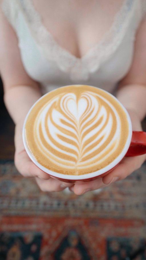 🫶New videos on the way🫣
.
In the meantime here is more classic Latte art pouring
~
 #latteart #coffee #barista