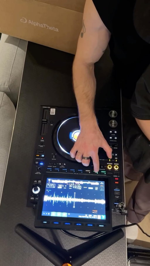 In April we got an unexpected delivery from @alphathetaglobal is this what our future DJ booth looks like?
#dj #pioneerdj #alphatheta #cdj3000x