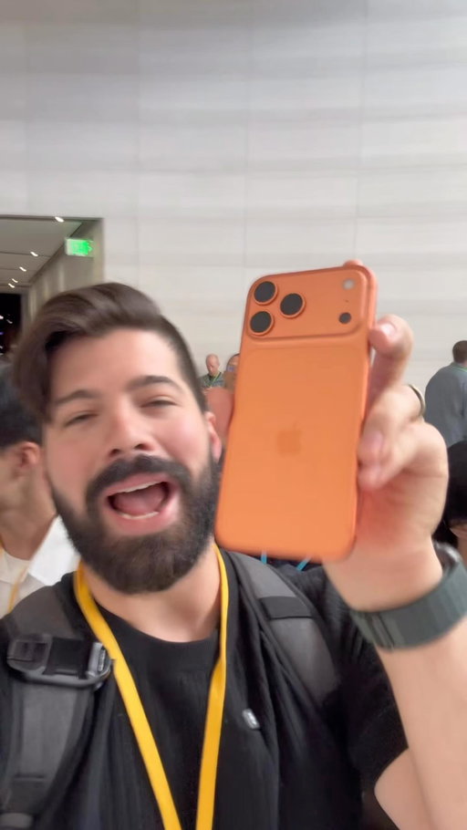 LO TENGO EN MIS MANOS - iPhone 17 Pro Max 🔥 y muchos de los rumores eran ciertos.

Desde el cambio en diseño, módulo de cámara triple de 48MP, mejora de cámara selfie a 18MP, procesador A19 Pro, mejor batería y nuevos colores.

¿Qué te parece este primer vistazo? Desde ya te leo en los comentarios!