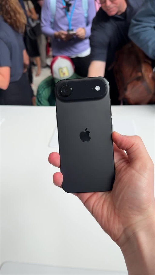 iPhone Air hands on! 

So thin!!

#iphoneair #appleevent #iphone17 #iphone17pro