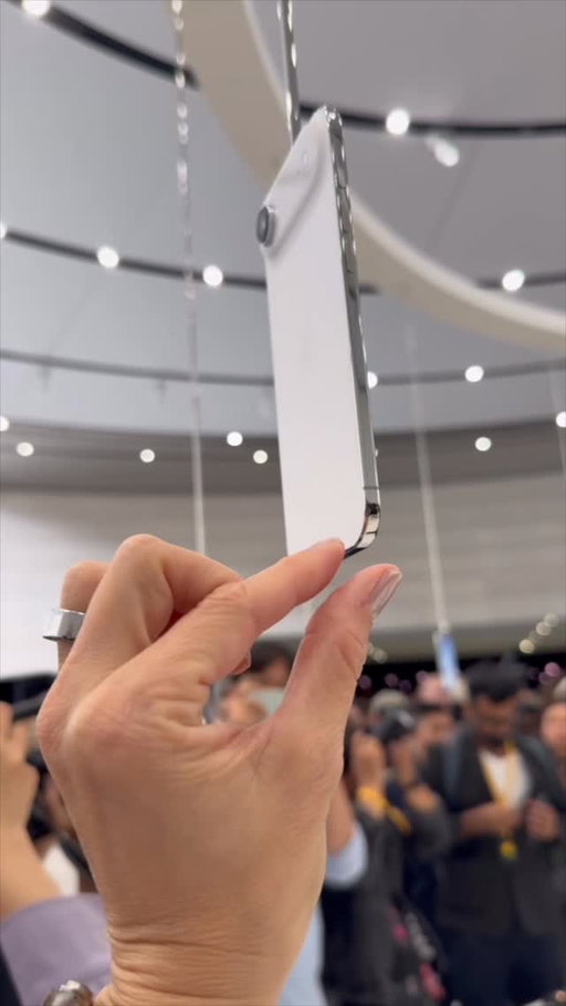 It’s so thin!!! #iphone17air
