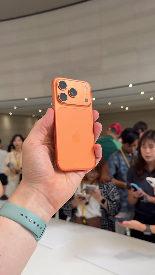 Ok the Orange iPhone 17 Pro is actually stunning 🍊

#apple #iphone17pro #iphone17promax #iphone17 #appleevent