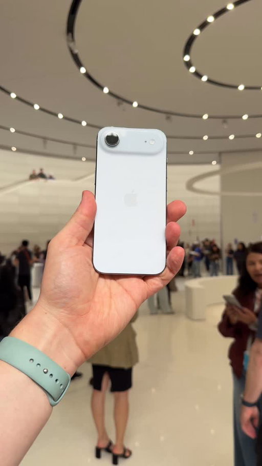 The iPhone Air in sky blue! 🩵

It’s a very mild blue as you can tell 😅

It’s really beautiful though, can’t wait to share more with you soon! 

#iphoneair #appleevent #iphone17pro #iphone17promax #iphone17