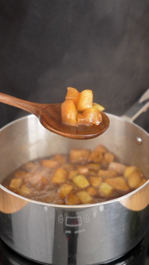 Comment “apple” if you want the full recipe! 

Today I made an apple spice syrup. It went really well in a latte, especially as the fall weather starts to set in. I’ve been experimenting with some other fall flavors im excited to share soon :)