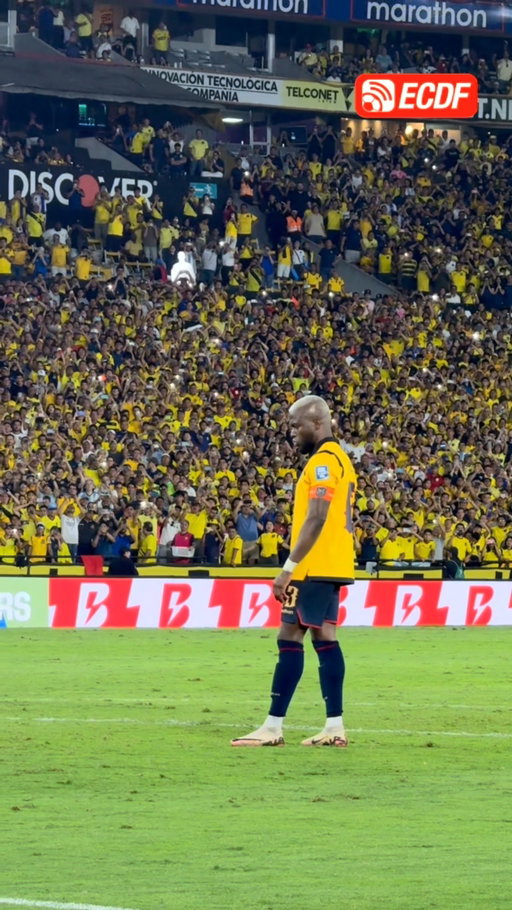 LA CELEBRACIÓN DESDE EL BORDE !!! @elcanaldfutbol 

El gol del 🐐 @ennervalencia1