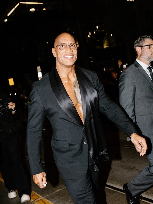Bringing the fight to the Festival 💪

Dwayne Johnson, Emily Blunt, and director Benny Safdie swing by the #TIFF50 North American Premiere of THE SMASHING MACHINE.

📸 Spring Morris (@springmorris)