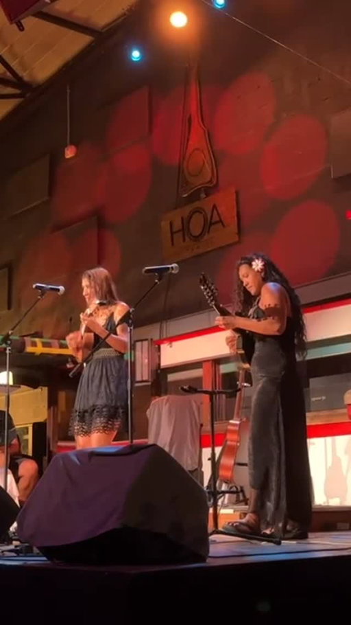 Merci Tahiti et particulièrement à @heiveheiani de m’avoir rejoint pendant mon spectacle à la brasserie Hoa ! Rdv le 17 septembre à Moorea au @cooksbayhotelmoorea 
@2dz_drole_de_zebre 🫶🙏🌸