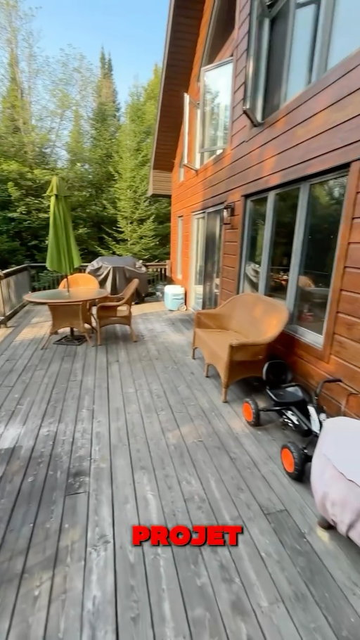 Le patio craquait, il avait des planches pourries et il était noircie. Le balcon a 15 ans et le coût pour tout refaire me faisait quand même mal! Merci à Ian d’avoir embarqué dans mon projet sablage! En passant j’ai tout payé le truc, c’est pas un affaire de partenariat, j’suis juste vraiment content de l’avoir fait! #mechantchangement #manquaitjustelepapierquondefonce