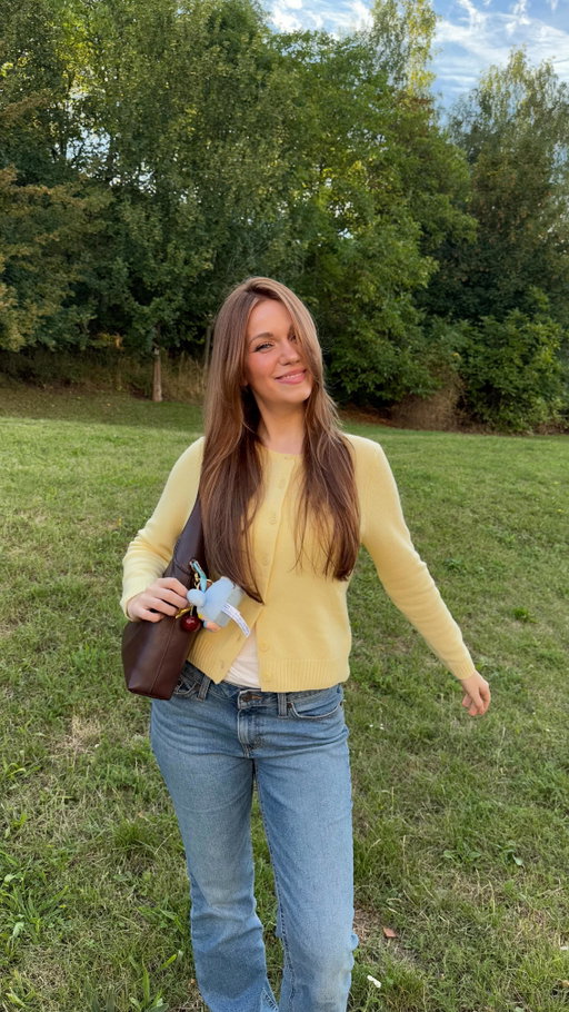 Dneska jsem si splnila sen a šla na brunetu! Cítím se v tom zase jako já a fakt mi to dává nový vibe. 🤎  Vlásky mi dělala @beautyhairbyanna !💖 
Dejte vědět, co na to říkáte 🫶 celý vlog za chvíli na YouTube! (Je tam i první reakce Kubíka!)💖🎥 *barter