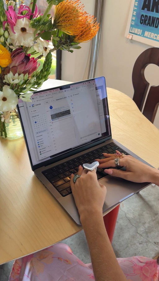 my own little personal assistant! @perplexity.ai Comet is seriously a game changer for all the freelancers and self employed creatives on here #CometPartner 🩷 🌷