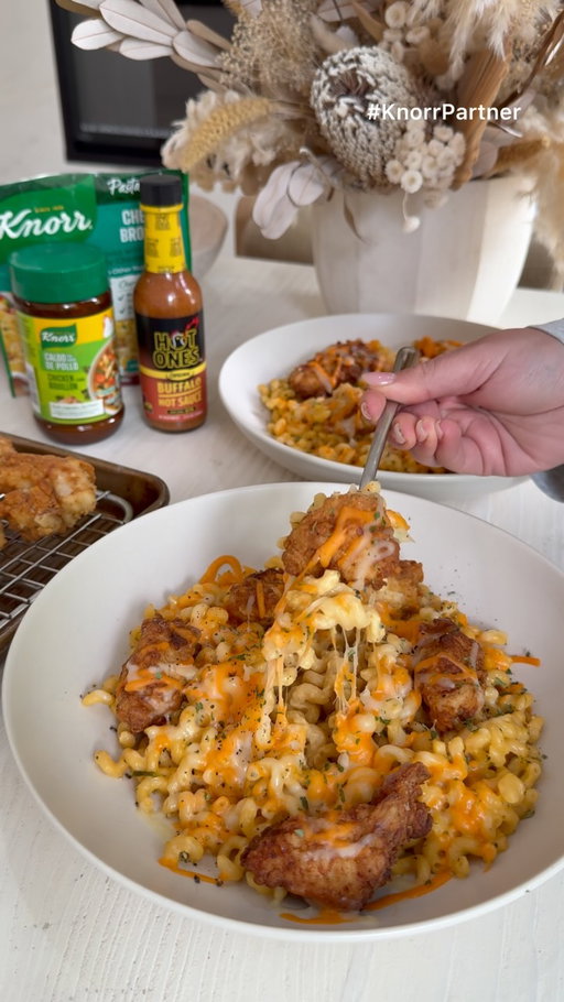 #KnorrPartner Back-to-school season always sneaks up fast, and with busy schedules, and even busier kitchens- I’m all about meals that are quick, affordable, and full of flavor. That’s why I’m so excited about this simple & delish recipe: Buffalo Mac & Cheese made with @knorr Cheddar Broccoli Spiral Pasta Sides and finished with @hotones Classic Buffalo Sauce. This dish comes together in under 30 minutes, uses simple pantry staples, affordable ingredients and is the perfect balance of creamy, cheesy, and just a little spicy (don’t worry, the Hot Ones sauce is only a 2/10 on the heat scale, so it’s mild enough for the whole family to enjoy!) Thanks to Knorr and Hot Ones, this bowl of comfort is proof that eating well for the family can be easy and exciting, even on the busiest nights! Save this recipe for your next weeknight dinner! xx