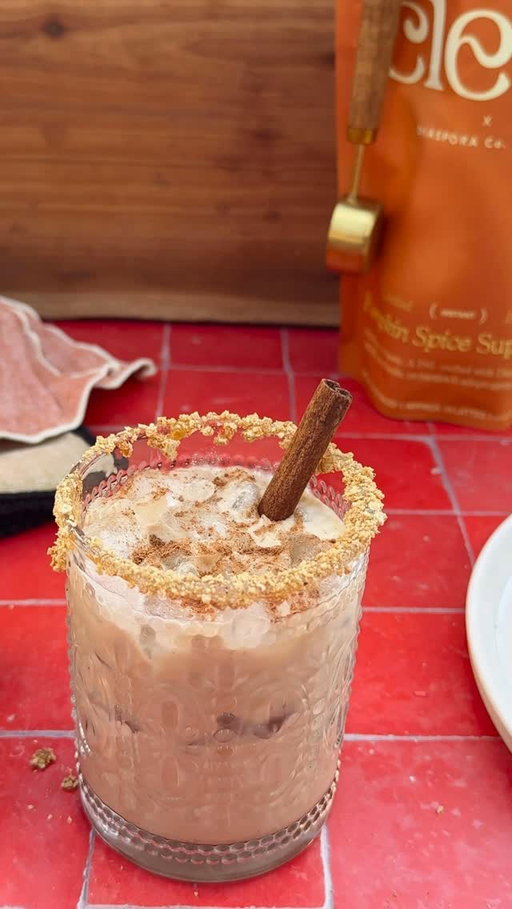 Yes an iced pumpkin spice latte is great but what about a graham cracker rim?

That’s what we thought 🎃 Made with @nairnsusa original graham crackers ❤️
