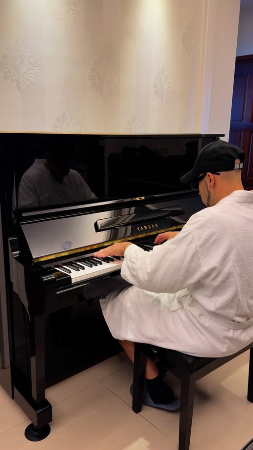 A little morning Piano action. ☀️ Make it a great day. 🥯🧇🎹
#piano #goodmorning #pianopiano