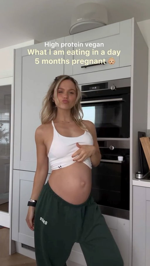 What I eat in a day whilst 5 months pregnant! Grateful to still be able to follow my usual nutrition and fitness lifestyle 👏🏻

My food and training has pretty much looked the same (for the most part) during this pregnancy so far so I can continue to focus on health, wellness, fitness and balance. Instead of focusing on growing some muscle we are growing a healthy Bub, you need good food to do that

Breakfast;
- Protein iced coffee
- Cacao oats w biscoff and cashew drizzle 

Morning snack;
- Fresh fruit 

Lunch;
- Cheesy tofu pesto bagel (absolutely my pregnancy cravings lol)
- Store-bought tomato soup

Afternoon snack;
- Brownie batter ball

Dinner;
- Sesame tofu with broccoli, Brussel sprouts and rice 

Dessert;
- Dark chocolate rice cakes

#fitnessmotivation #highprotein #vegan #gymmotivation #whatieatinaday #pregnant