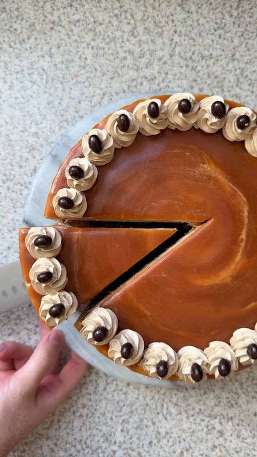 CARAMEL PUMPKIN SPICE LATTE CAKE

the full recipe is on ashbaber.com, there’s also a link in my bio 

#pumpkincake #pumpkinspice #baking #cakerecipe #goodfood #dessertrecipe