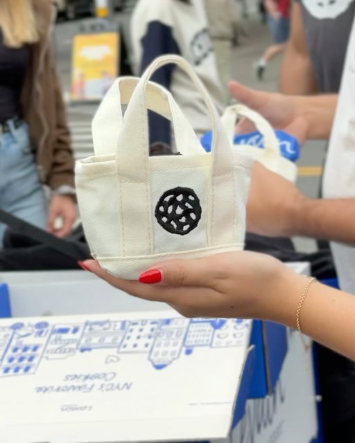 A mini tote made for the iconic @levainbakery cookie. 🍪 We celebrated the return of their Black & White Chocolate Chip Cookie this weekend with fresh-from-the-oven cookies in the cutest little totes that perfectly fit these sweet treats, because NYC desserts deserve little accessories, too.