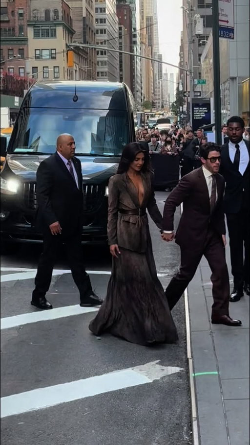 #PriyankaChopra and #NickJonas arriving in coordinating looks for the #RalphLauren Spring/Summer 2026 show in #NYC. 🤎

📷: TZR