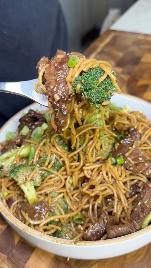 SAVE THIS ‼️ EASY Better than take out Beef and Broccoli NOODLES 🥩 🥦 🤯 (recipe 👇🏽)

EXQUISITE EATS!!! My debut cookbook is now available for order!!! 85+ delicious and healthy recipes to help you achieve your goals! Link in my bio 🙌🏼❤️

Macros per serving (makes x3): 647 Calories | 46g P | 63g C | 23g F 

For the beef: (marinate)
1 lb top sirloin, thinly cut  2 tablespoon soy sauce 1 tsp avocado oil  1 tablespoon cornstarch 1/2 teaspoon baking soda 

For the sauce: 1/2 cup chicken stock (or beef stock)
2 tablespoons Shaoxing wine 
3 tablespoons soy sauce  2 teaspoon dark soy sauce
1 tbsp brown sugar (or white sugar)
1 tablespoon cornstarch
1 teaspoon sesame oil (optional)

Stir-fry 1 head broccoli , cut to bite-size floret 1 tablespoon avocado oil 3 garlic cloves , minced 2 teaspoons ginger , minced
8oz dry Protein spaghetti pasta

Instructions:
1. Slice the beef against the grain into 0.5 cm (1/4 inch) thick slices. Transfer to a medium bowl. And marinate with the ingredients listed under the marinade section for 10 minutes while preparing the other ingredients.
2. Combine all the ingredients for the sauce in a measuring cup and set aside.
3. On high heat, add 1/4 cup water, the broccoli, and steam for 1 minute. Then set aside
4. Then in a pan on high heat add 1 tbsp avocado oil and spread the steak in a single layer. Allow to cook without touching for 2-3 minutes, or until the bottom side is browned. Flip and stir fry for 30 more seconds.
5. Add back the broccoli with garlic and ginger stir fry for 2-3 mins then add the PASTA and the sauce - make sure to stir sauce first before adding it! 
6. Cook for 3-4 more mins or until sauce is thickened and coating noodles. 
7. Serve and top with green onions and sesame seeds and

ENJOY 😍
.
.
.
#icekarim #healthyrecipes #easyrecipes #mealprep