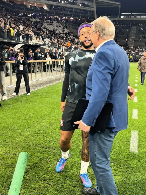 🔟🇳🇱

Em homenagem aos seus 5️⃣2️⃣ gols pela seleção neerlandesa, Memphis recebeu uma placa e uma camiseta personalizada das mãos do presidente Osmar Stabile e de Fabinho Soldado. 

📸 Gustavo Vasco / Corinthians

#SCCPxATH
#InvasãoPelasBrabas
#VaiCorinthians