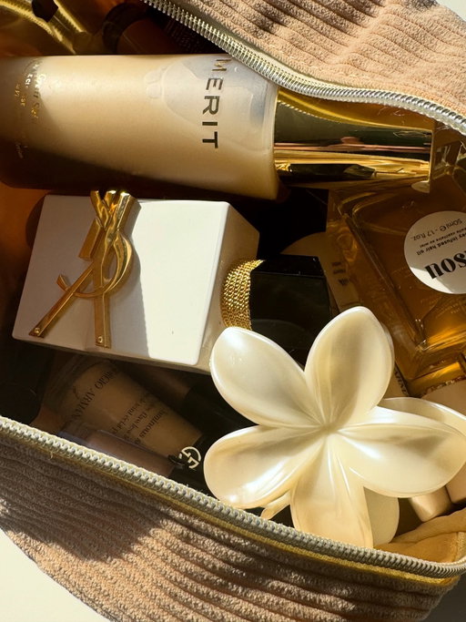 Morning with some fall essentials 🤎 🤍 

@merit 
@yslbeauty @ysl 
@gisou 
@armanibeauty @giorgioarmani 

#fyp #ysl #merit #haileybieber #sephoracanada #contentcreator #explore #torontoblogger #beautyinfluencer #cleangirlaesthetic #torontoinfluencer #fashionblogger #aestheticstyle #eurovibes #glassskin #photooftheday #parisianvibes #parisianlifestyle #softmakeuplook #softgirlera #itgirlaesthetic #cleangirl #cleangirlaesthetic #beautyblogger #torontocontentcreator #ugc #fall #fallmakeup