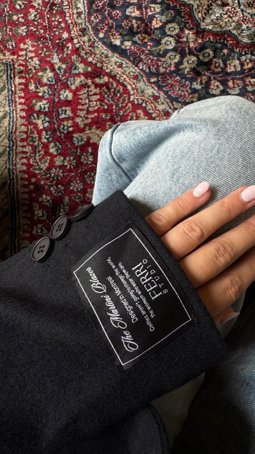 cozy morning with @ferristudio_ 🖤
.
.
.
.
#cozyseason #cozylook #blazeroutfit #falltrends #falloutfit #falloutfitinspo #fallaesthetic #pinteretinspired