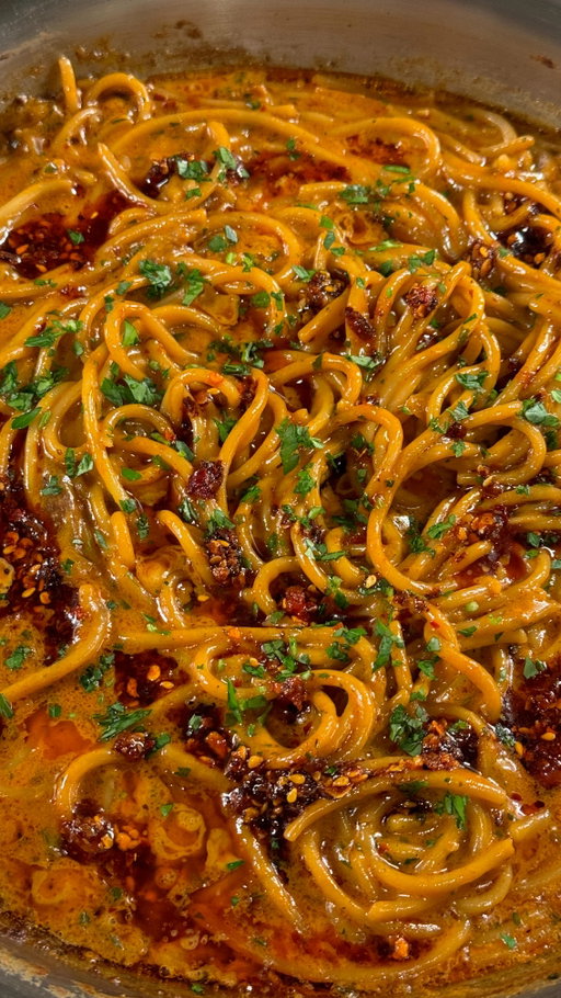 chili oil garlic butter pasta 🍝

best garlic peeling hack i’ve tried so far!! cover your separated garlic cloves with boiling water and let it sit for 1 min and the skin should peel right off 

one of my fav easy meals inspired by the goat @recipeincaption

comment “recipe” to receive the full recipe via DM! the full detailed recipe is also on my website 🔗 linked in bio!

#chilioil #garlic #butter #pasta #easyrecipes