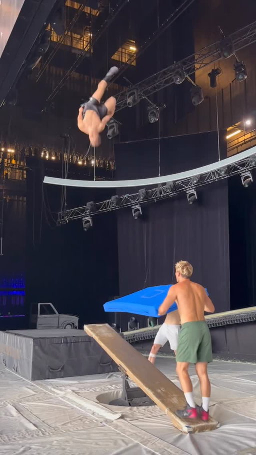 #w1 Miller leg grab!!
Big fail in coming:))
Thanks @justonemorejoe for inventing this beautiful trick 
Happy i could put it on board (40 cm) ;)
Thanks to :
@maxim_laurin 🦵🔥
@theddynardin 
@augus.circus 
@nathan.snd 

#teeterboard #circus #worldfirst #miller